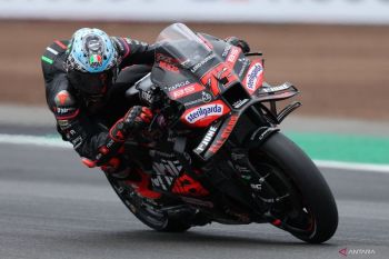 Hasil MotoGP Inggris 2025: Marco Bezzecchi menangi balapan penuh drama di Silverston
