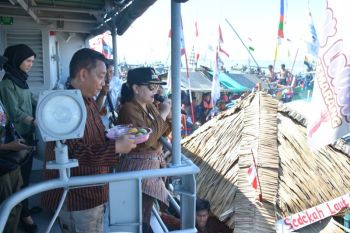 Ratusan perahu ramaikan Sedekah Laut Tambaklorok Semarang