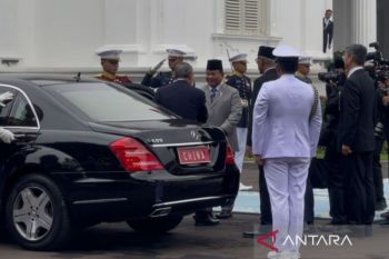 Prabowo welcomes Premier Li at Merdeka Palace, showing close relations