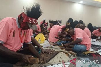 Pemkab tingkatkan keterampilan masyarakat Suku Kamoro Mimika mengukir