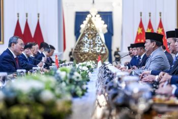 Prabowo discusses free meals, energy with Chinese Premier