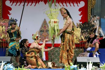 Tradisi Manten Tebu PG RMI Blitar