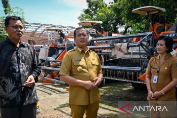Kementerian Pertanian serahkan 15 unit mesin pemanen padi ke NTB