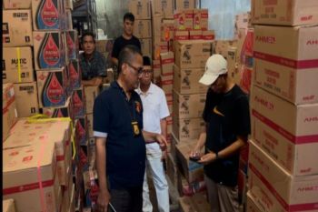 Polda Sulbar sita tiga truk berisi ratusan dus oli diduga palsu di Polman