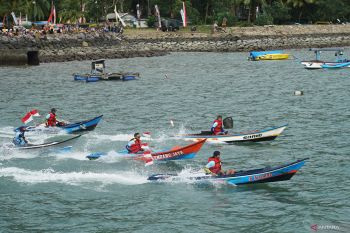 Lomba balap perahu kunting di Pantai Trenggalek