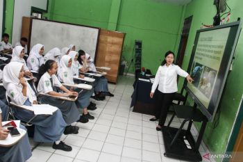 Indonesia's smartboard program aims to cut education gaps: KSP
