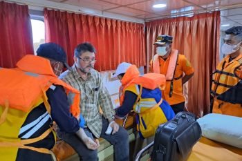 Tim SAR gabungan mengevakuasi WNA Rumania yang cedera di tengah laut