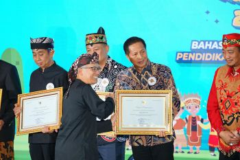 Pj Bupati Barut terima penghargaan revitalisasi bahasa ibu dari Kemendikdasmen
