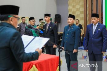 Dilantik malam hari, Bupati Asmar perdana mutasi tiga pejabat eselon II