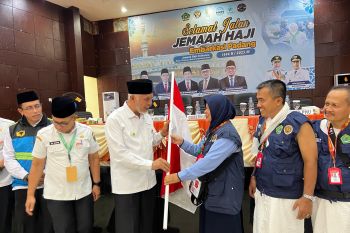 Gubernur Mahyeldi Lepas Keberangkatan 420 Calon Jemaah Haji Kloter 14 Embarkasi Padang