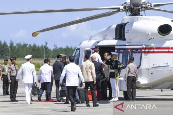 Keakraban Prabowo dan Macron saat menuju Akmil Magelang