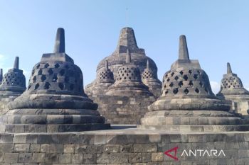 Pemasangan "stair lift" Borobudur bentuk keterbukaan