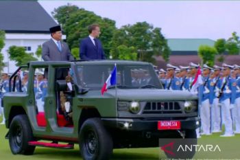 Prabowo dan Macron naik Maung inspeksi pasukan di Akmil Magelang