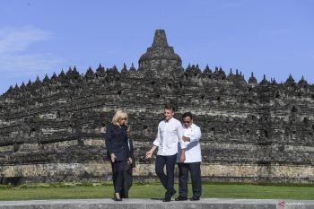 Presiden Prancis Emmanuel Macron terpukau dengan Candi Borobudur