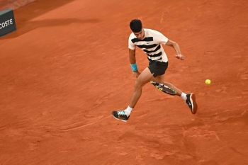 Alcaraz lewati rintangan ke babak ketiga di Roland Garros