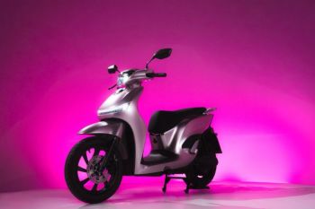 Adora raih penghargaan Best Medium Electric Skutik 2005