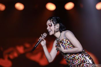 Penyanyi Andien dan musisi asal Inggris Jacob Collier tampil di Java Jazz Festival 2025