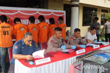 Enam aktivis mahasiswa Bima tersangka perusak mobil dinas dibawa ke Polda NTB