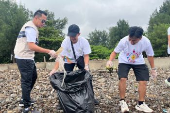 PLN gelar aksi bersih pantai di Semarang