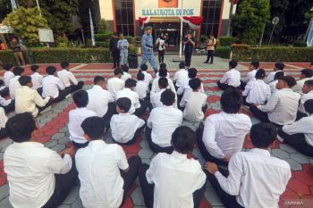 Pendidikan di antara pendekatan barak militer dan "Kurikulum Cinta"