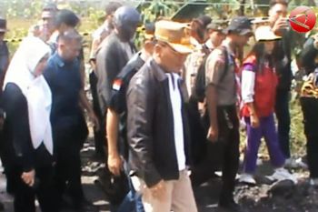 Gubernur Kalteng tinjau jalan rusak akibat banjir di Barito Selatan