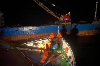 Tim SAR gabungan evakuasi empat ABK KM Naga Sejahtera di perairan Banggai