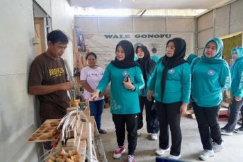 PKK Gowa belajar olahan limbah sabut kelapa di Minahasa Utara