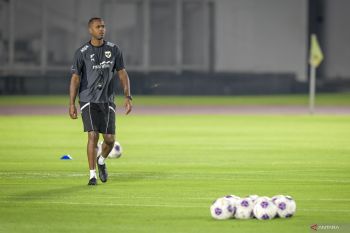 Kluivert berpeluang diikutsertakan di laga legenda Real dan Barca