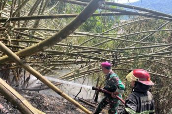 TNI AL padamkan api yang bakar lahan di lereng bukit Putus Putus, Sumbar