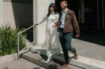 Penyanyi Stephanie Poetri berbusana Indonesia-Amerika di hari pernikahan