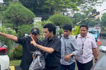 Vadel bawa bukti ponsel terkait kasus persetubuhan anak Nikita Mirzani