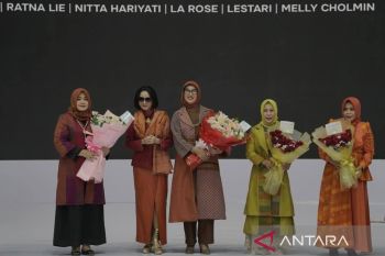 Tenunan khas Dompu tampil elegan di panggung Indonesia Fashion Week 2025