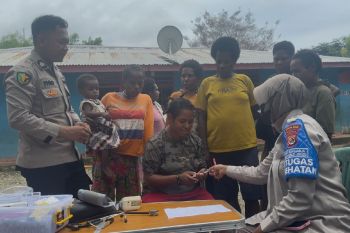 Satgas Rasaka Cartenz lakukan pemeriksaan kesehatan warga Tolikara di Jayapura