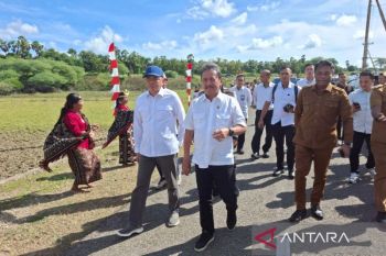 Minister launches salt industry center development in NTT