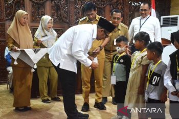 Pemkab Batang serahkan bansos anak yatim piatu Rp1,1  miliar
