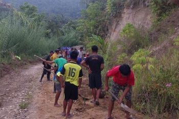 Relawan minta gubernur Sulteng realisasikan janji pembangunan jalan