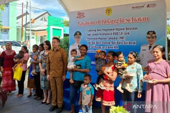 Pemkot Kupang menyerahkan paket PMT bagi ibu hamil dan balita stunting