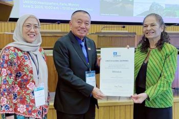Gubernur terima sertifikat UNESCO Global Geopark Meratus di Paris