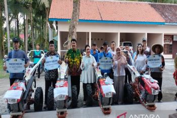 Ketua Komisi IV DPR RI bagikan traktor pada petani di Kulon Progo