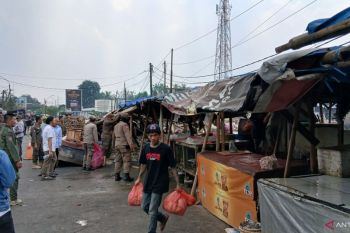 Ratusan lapak liar PKL di Pasar Sentiong Tangerang dibongkar paksa