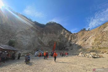 Tim SAR hentikan sementara pencarian empat korban longsor Gunung Kuda