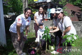 Srikandi dan PIKK PLN Suluttenggo tanam pohon peduli lingkungan