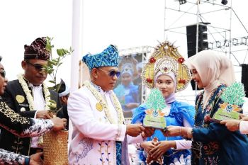 Bupati dan Wabup Kotabaru tanam 1.000 bibit jaga lingkungan