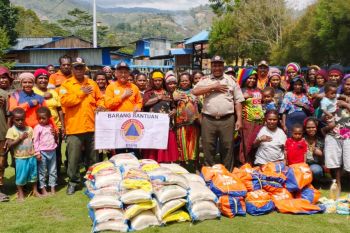 Pemkab Tolikara salurkan bantuan warga terdampak bencana longsor
