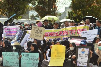 Tolak penghapusan TPP, nakes dan guru aksi damai di DPRD Padang Panjang