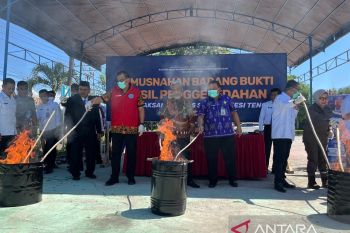 Ditjenpas Sulteng musnahkan barang bukti ratusan ponsel hasil penggeledahan