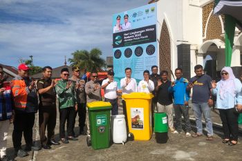 Peringati Hari Lingkungan Hidup, Semen Padang donasi kantong sampah terpilah di Ulakan