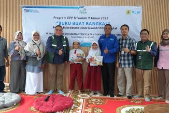 PLN serahkan ratusan buku nonteks untuk SDN 2 Bangkal Banjarbaru Program EVP