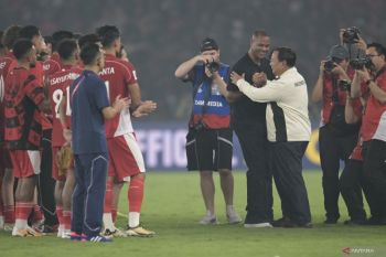 Prabowo turun ke lapangan, berikan hormat kepada skuad timnas Indonesia