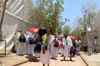 Para jamaah haji Indonesia padati Arafah di tengah cuaca panas jelang wukuf